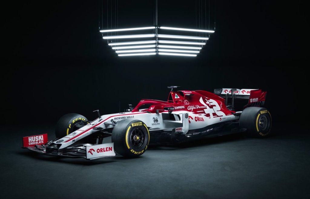 I piloti Kimi Räikkönen e Antonio Giovinazzi, insieme alla terza guida Robert Kubica hanno svelato la Alfa Romeo Racing ORLEN C39