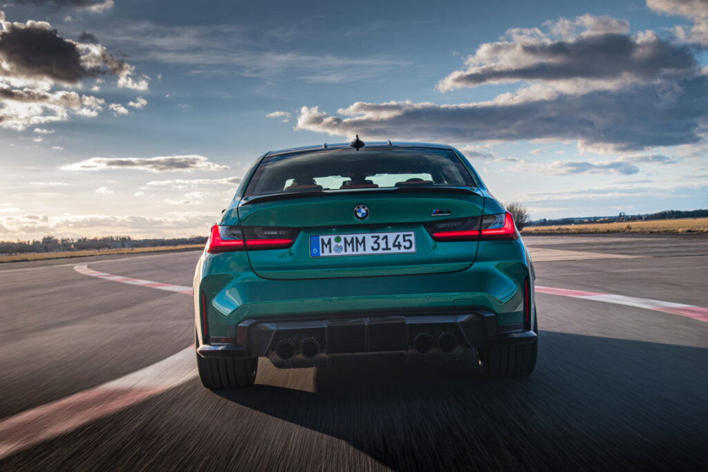 Guidando al limite in circuito, la BMW M3 Competition dimostra un comportamento esemplare nelle curve.