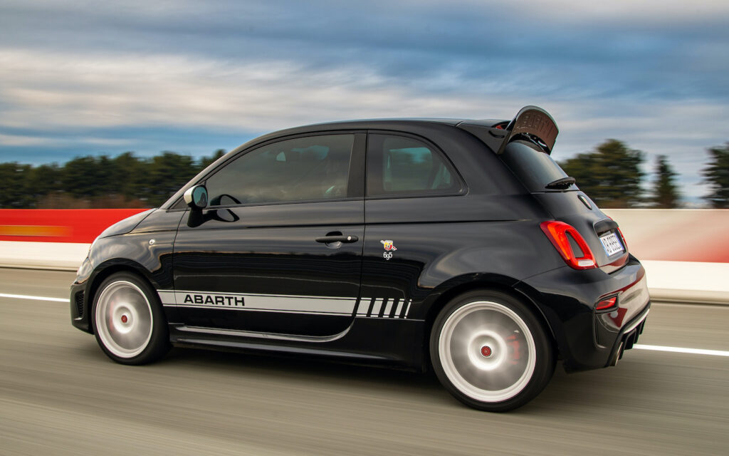 La nuova Abarth 695 Esseesse è equipaggiata con il potente motore 1.4 T-jet da 180 CV