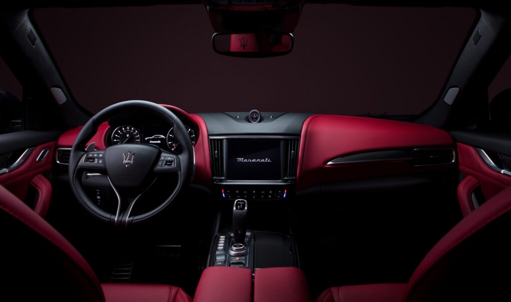 L’allestimento Maserati Modena S prevede, invece, la caratterizzazione Nerissimo Pack e le pinze dei freni rosse.