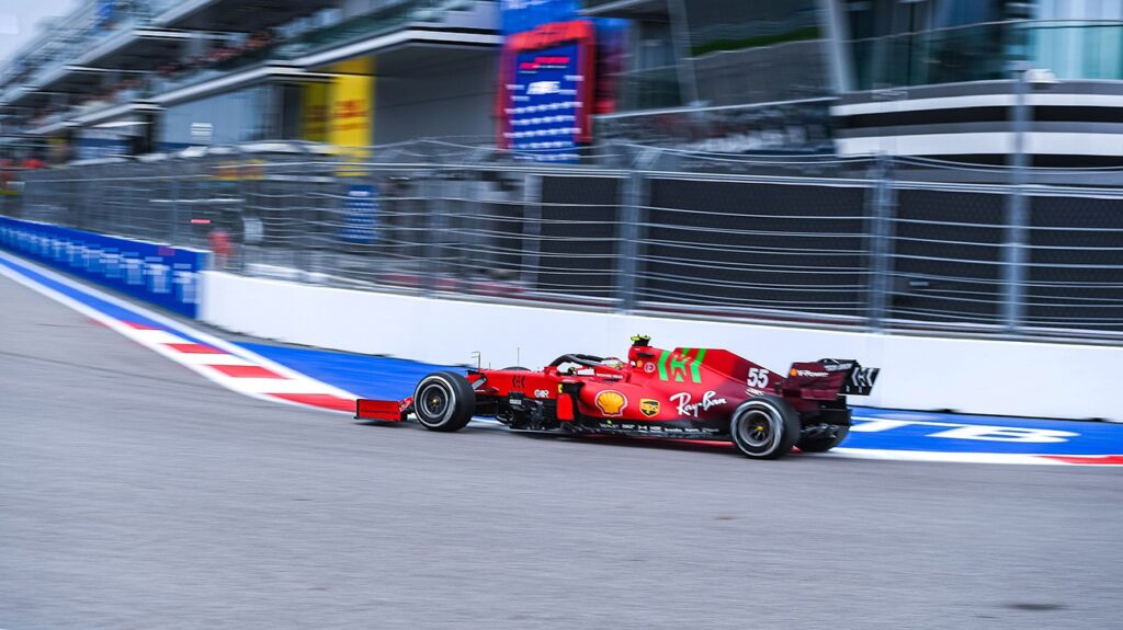 Carlos Sainz terzo sul podio a causa condizioni meteorologiche avverse che GP di Russia hanno scompaginato le graduatorie nella fase finale della gara.