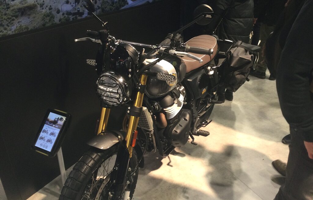 Artefici dello stile scrambler della Bear 650 sono anche i generosi pneumatici semi tassellati