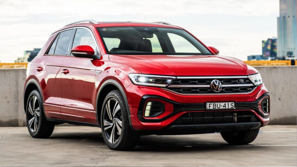 Prendiamo come esempio il cambio d’olio per la Volkswagen T-ROC, una delle SUV compatte più amate in Europa